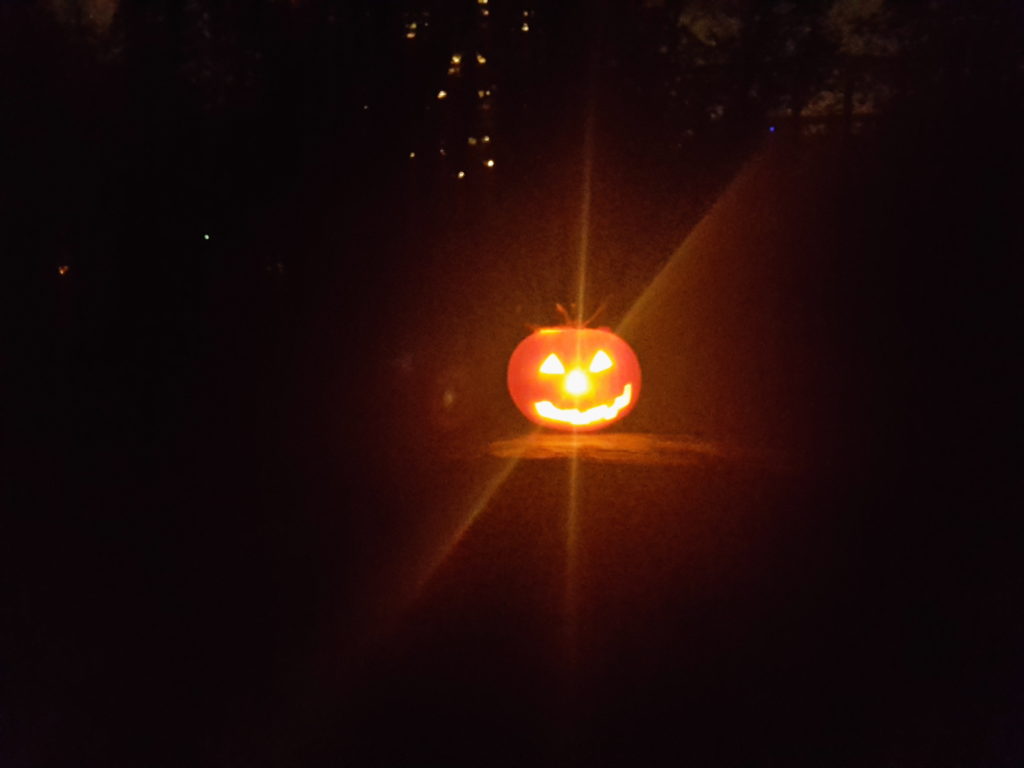 Halloween Geschnitzter Kürbis mit Kerze